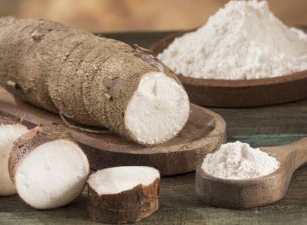Yuca pelada junto a un tazón de almidón