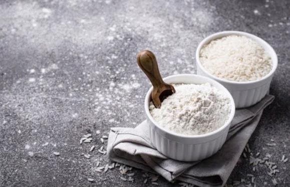Harina de arroz en tazones con granos de arroz