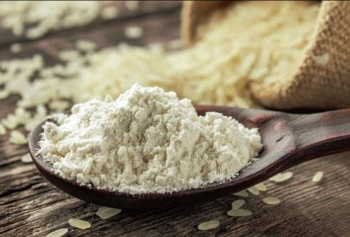 Harina de arroz sobre una superficie de madera