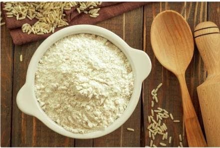 Harina de arroz en un tazón con cuchara